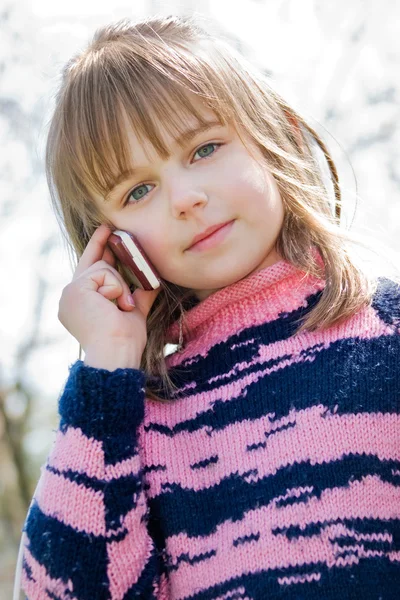 핸드폰에 전화 하는 어린 소녀 로열티 프리 스톡 이미지