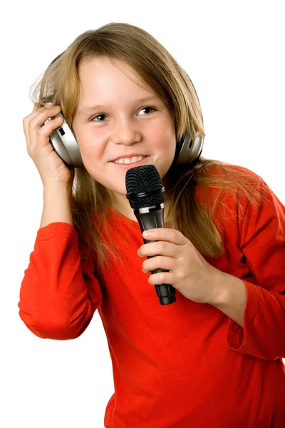 Söt liten flicka med mikrofon och hörlurar — Stockfoto