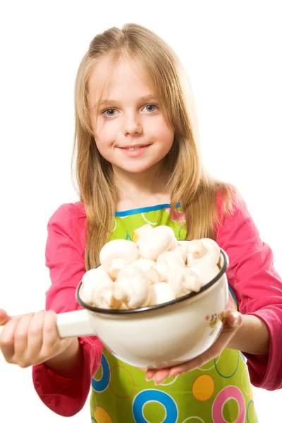 Vrij klein meisje die metalen pot met champignons — Stockfoto