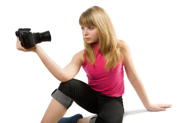 Tankeväckande tonårsflicka med fotokamera — Stockfoto