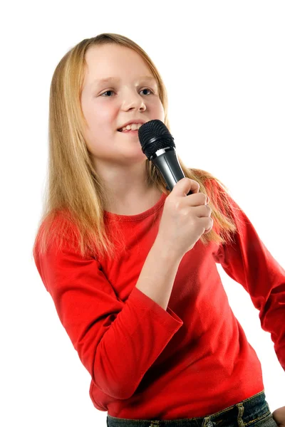 Söt liten tjej sjunga i mikrofon isolerade över vita — Stockfoto