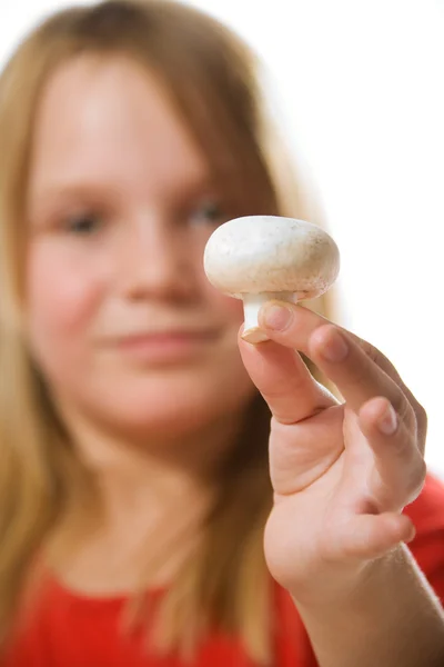 Little girl anläggning svamp — Stockfoto