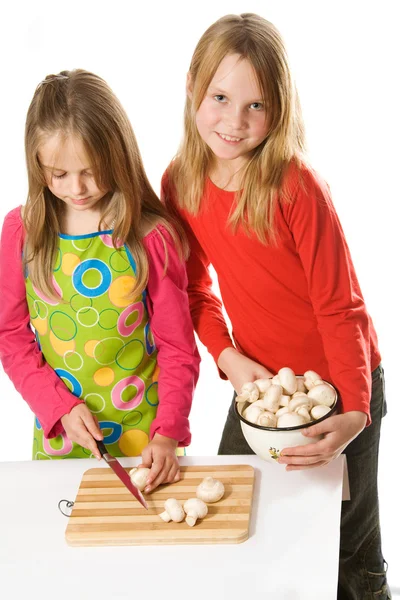 Duas meninas pequenas cortando cogumelos — Fotografia de Stock