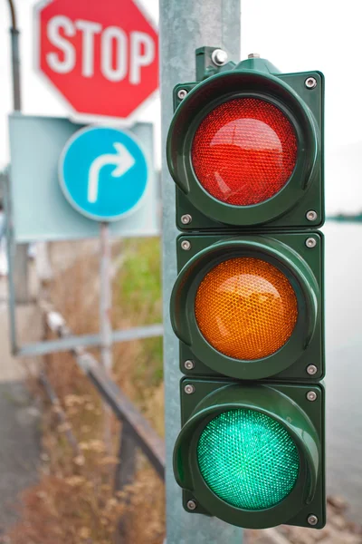 Luzes de trânsito com sinais rodoviários — Fotografia de Stock