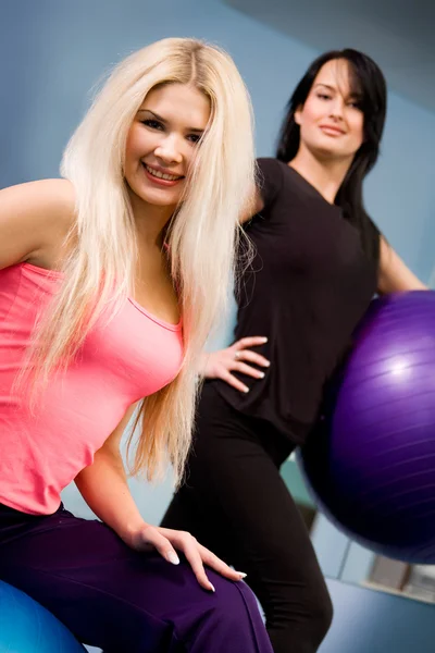 Блондинка и брюнетка в фитнес-центре — стоковое фото