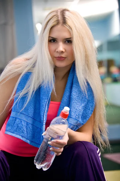 Красивая молодая блондинка в спортзале — стоковое фото