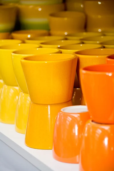 Žluté a oranžové keramické poháry — Stock fotografie