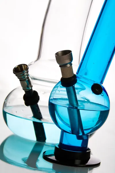 Glas water waterpijpen over Wit — Stockfoto