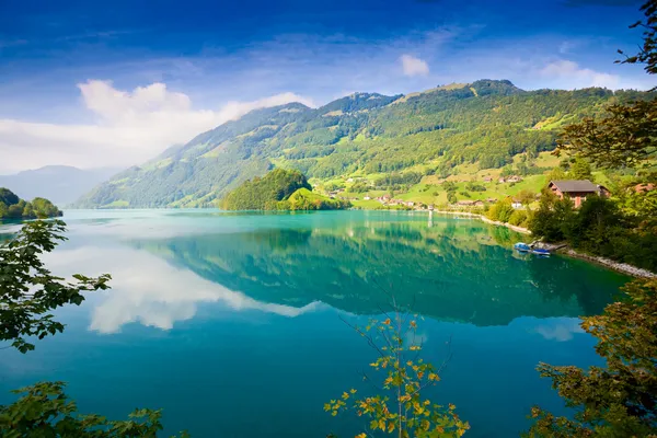 Majestätischer Bergsee in der Schweiz — Stockfoto