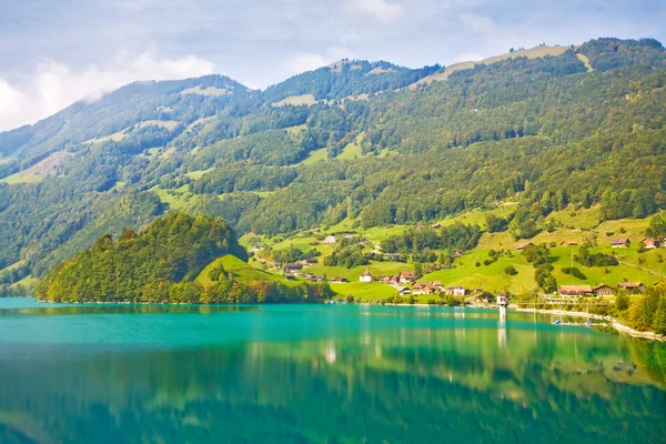 Majestuoso lago de montaña en Suiza — Foto de Stock