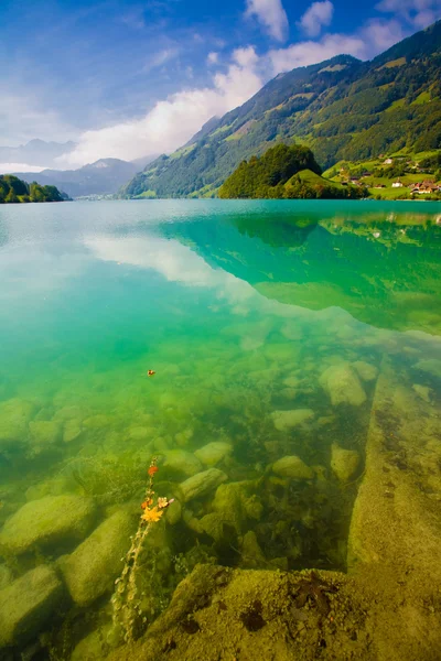 Majestatyczne góry jezioro w Szwajcarii — Zdjęcie stockowe