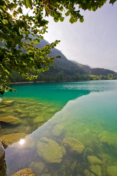Majestuoso lago de montaña en Suiza — Foto de Stock