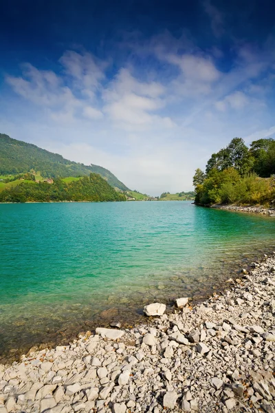 Vackra fjällsjö i Schweiz — Stockfoto