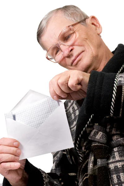 Älterer Mann öffnet Briefumschlag — Stockfoto