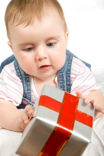 Griff nach Geschenkbox — Stockfoto