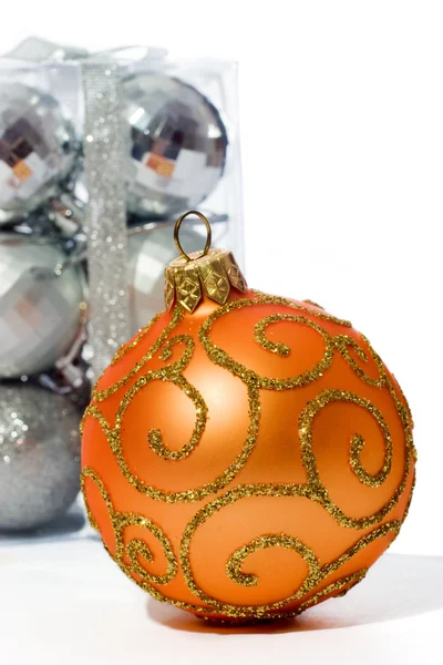 白い背景に分離されたボールのクリスマスのおもちゃ — ストック写真