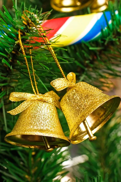 Campanas de oro en el árbol de Navidad — Foto de Stock