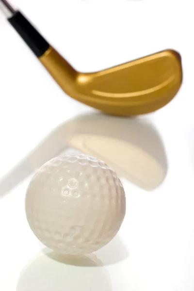 Bola de golfe e clube com reflexão — Fotografia de Stock