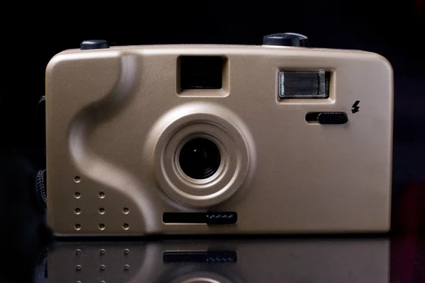 Απλή πλαστική φωτογραφική μηχανή πάνω από το μαύρο — Φωτογραφία Αρχείου