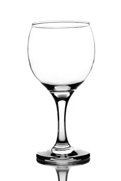 リフレクションで空のワイングラス — ストック写真