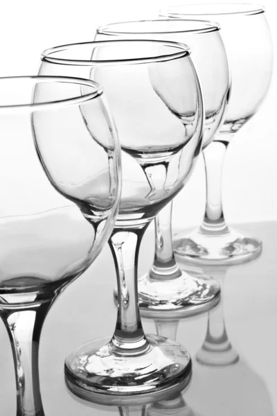 Leere Weingläser mit Spiegelung — Stockfoto