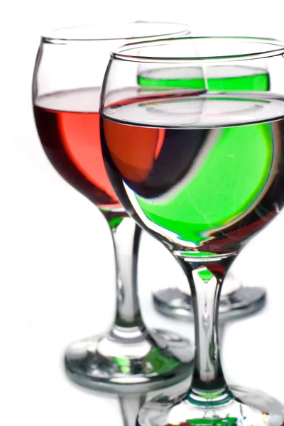 Glazen met multi gekleurde vloeistoffen — Stockfoto