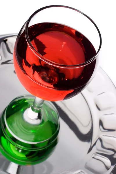 Sklenice na víno s červenou tekutinu — Stock fotografie