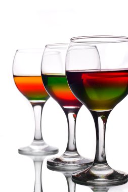 copas de vino llenados de cóctel multicolor