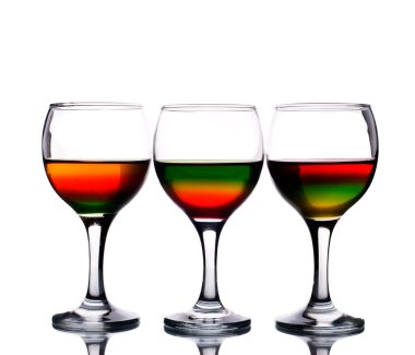 copas de vino llenados de cóctel multicolor