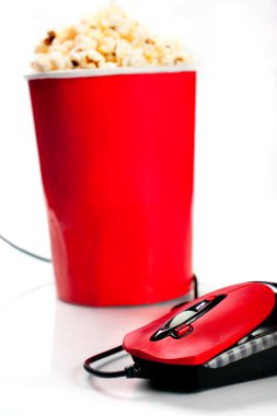 Kırmızı uzun boylu kase patlamış mısır ile bilgisayar fare ile