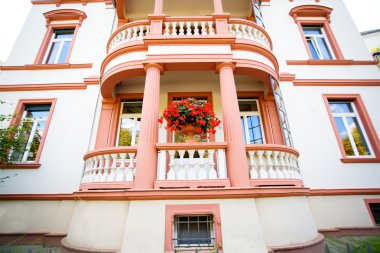 Balkonlu Avrupa evi