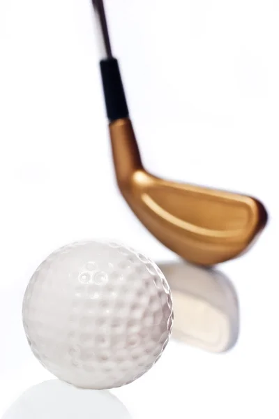 Golfball und Schläger mit Reflexion — Stockfoto