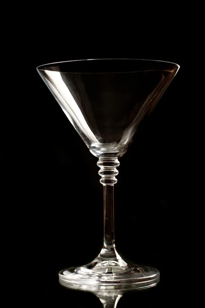 Klassisches Martini-Glas isoliert auf schwarz — Stockfoto