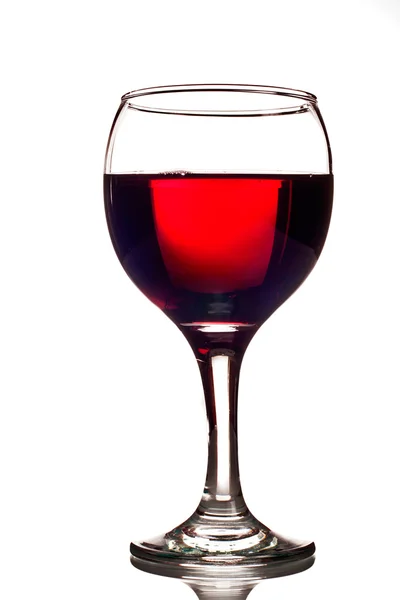 Glas mit Rotwein gefüllt — Stockfoto