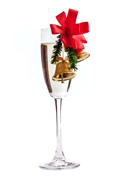 Champagnerglas mit Weihnachtsglocken dekoriert — Stockfoto