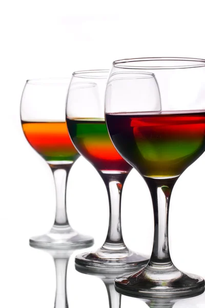 Gafas de vino llenas de cóctel multicolor — Foto de Stock