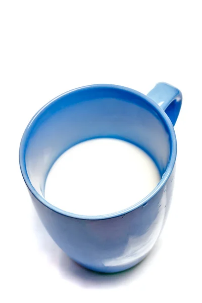 Modrý hrnek s mlékem — Stock fotografie