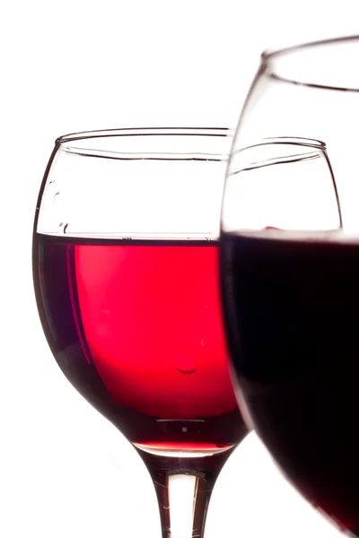 Δύο ποτήρια γέμισε με κόκκινο κρασί που απομονώνονται σε λευκό — Φωτογραφία Αρχείου