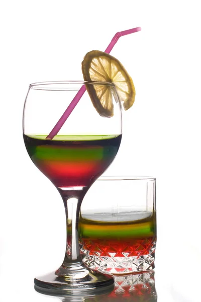 Regenbogenfarbene Getränke mit Stroh und Zitrone — Stockfoto