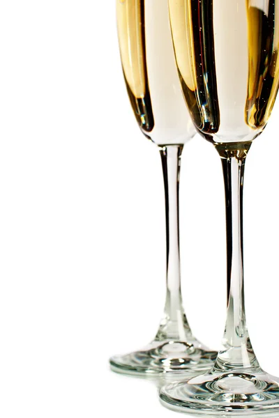 Dwa kieliszki do szampana na białym tle — Zdjęcie stockowe