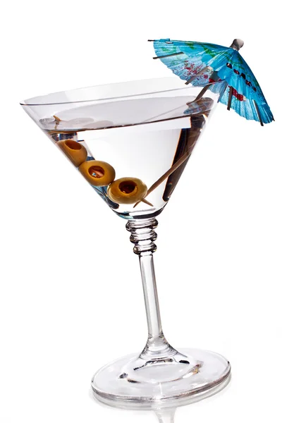Martini pohár, olajbogyó és esernyő — Stock Fotó