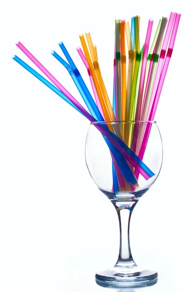 Різнокольорові соломинки у порожньому склі — стокове фото