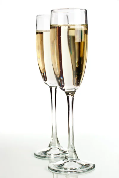 白色上孤立的两个香槟杯 — 图库照片