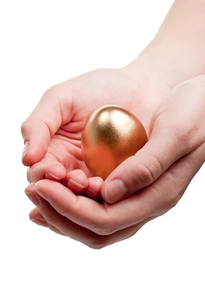Руки держат золотое яйцо — стоковое фото