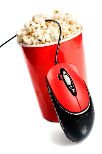 Rote große Schüssel mit Popcorn mit Computermaus — Stockfoto