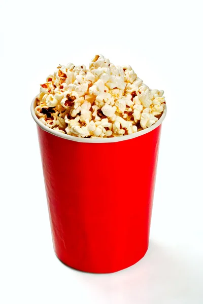 Punainen pitkä kulho popcornia — kuvapankkivalokuva