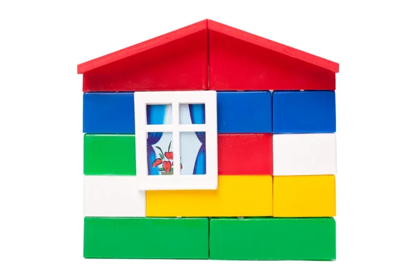 Speelgoed huis geïsoleerd op wit — Stockfoto