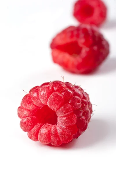 Framboesas vermelhas saborosas isoladas sobre branco — Fotografia de Stock