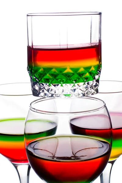 Glas fyllda med rainbow färgad alkohol — Stockfoto