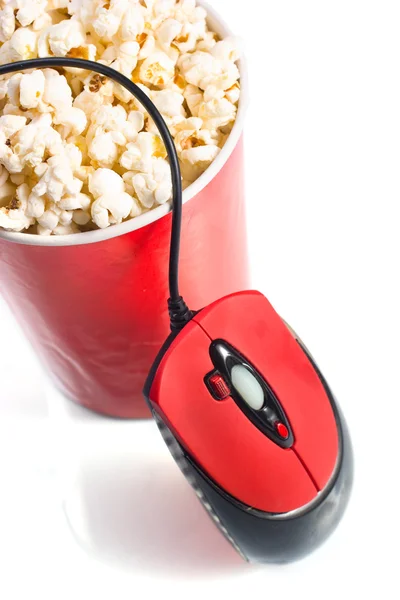 Cuenco rojo alto con palomitas de maíz con ratón de ordenador —  Fotos de Stock